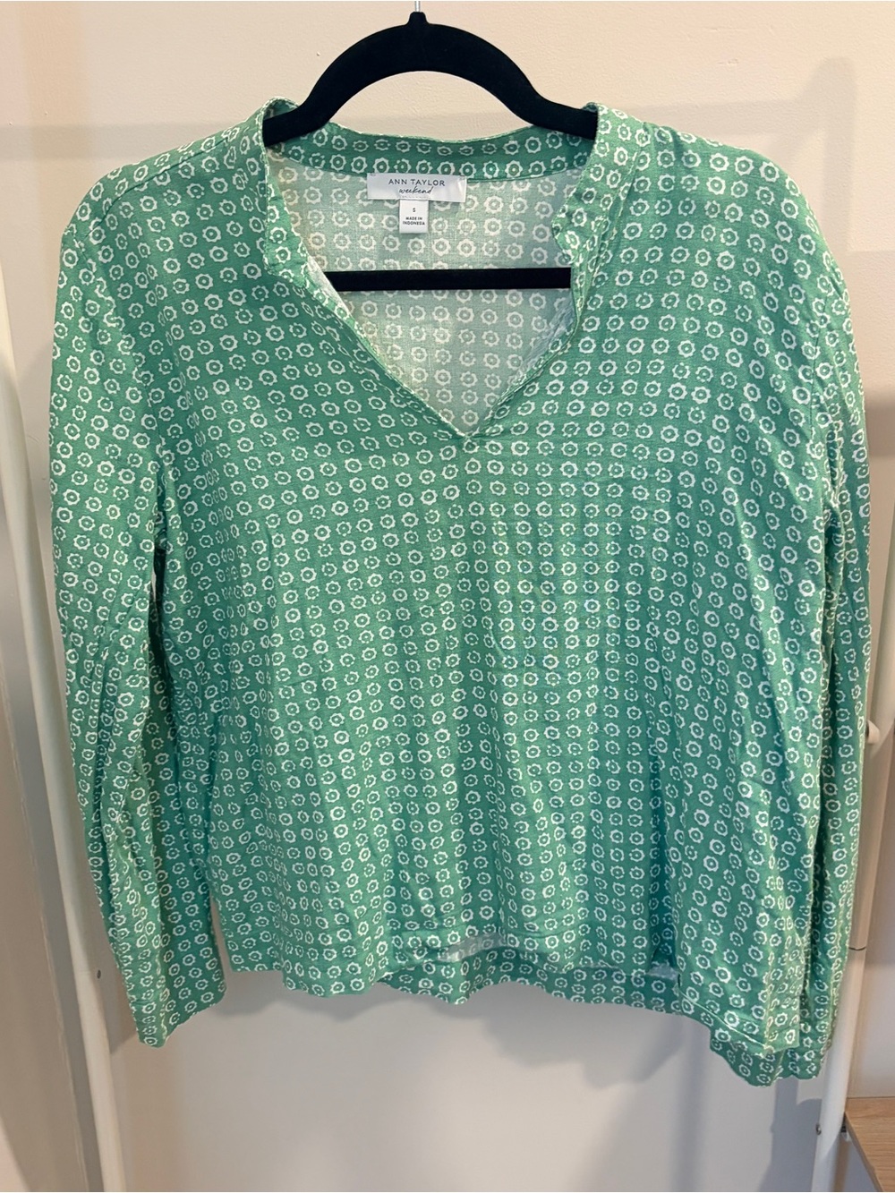 Ann Taylor Mint Green Geometric V-Neck Blouse